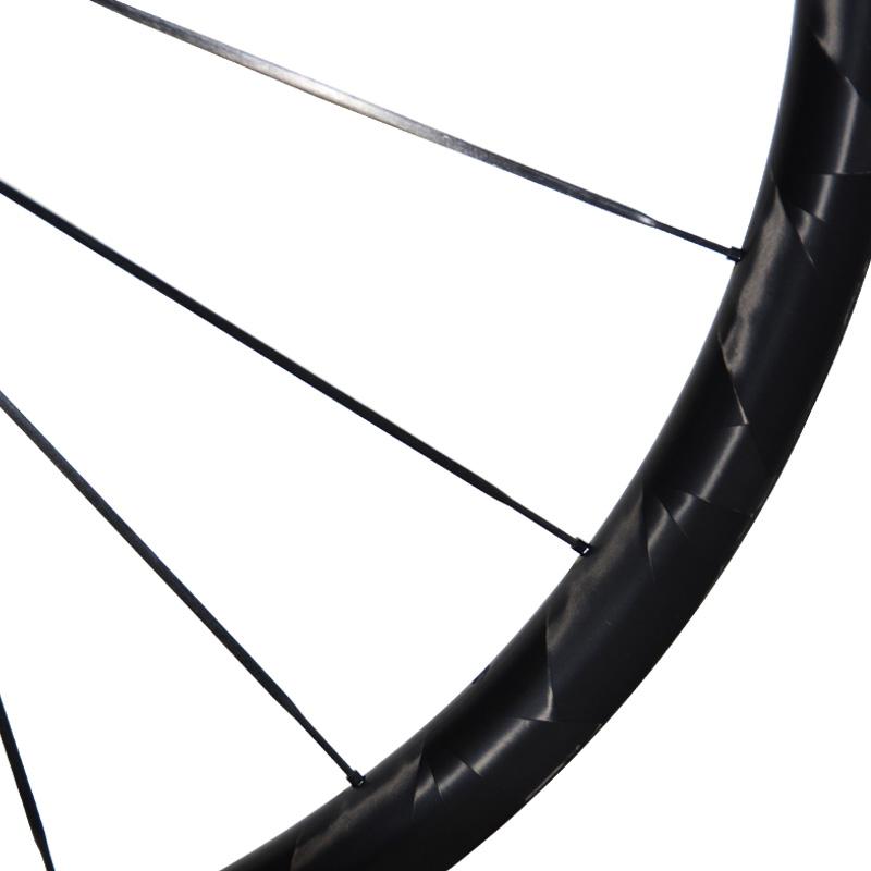 28mm wide 30mm deep carbon spoke wheels