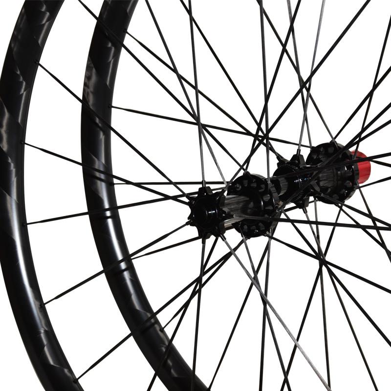 28mm wide 30mm deep carbon spoke wheels